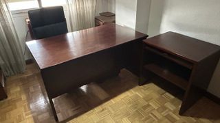 Escritorio de madera marrón