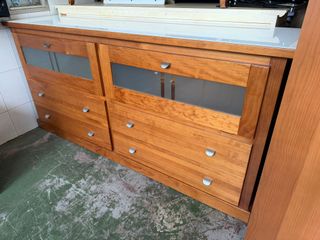 Aparador de madera con puertas de cristal