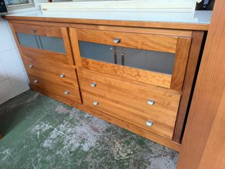 Aparador madera con puertas de cristal