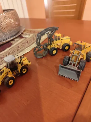 Set 2 mezzi da cantiere: escavatore e dumper