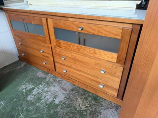 Aparador de madera con puertas de cristal