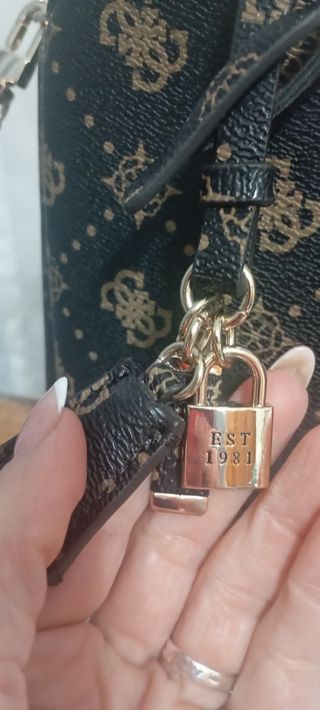 Bolso Guess Marrón y Dorado