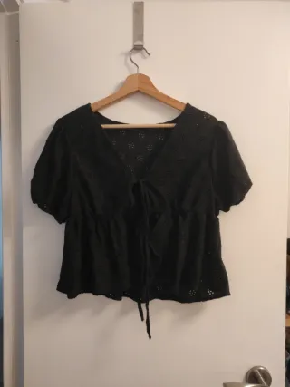 Blusa negra calada con lazada