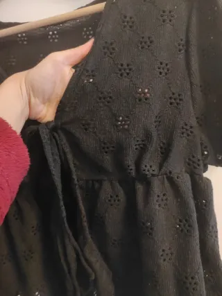 Blusa negra calada con lazada