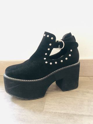 Botines negros plataforma tachas hebilla