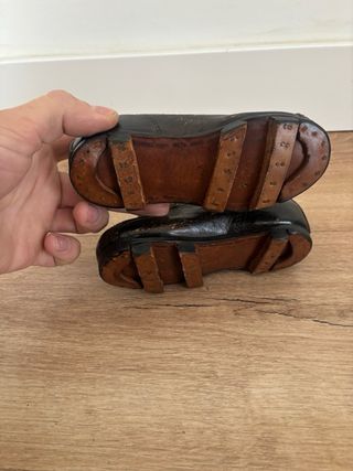 Zapatos de fútbol antiguos para niño