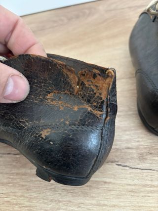 Zapatos de fútbol antiguos para niño