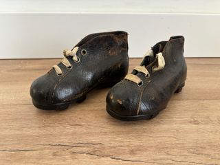 Zapatos de fútbol antiguos para niño