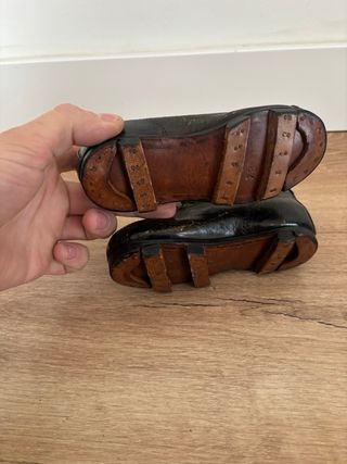 Zapatos de fútbol antiguos para niño