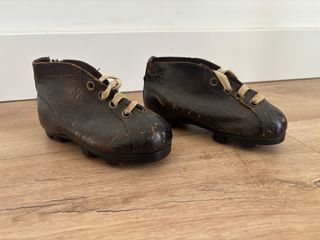 Zapatos de fútbol antiguos para niño