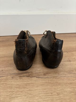 Zapatos de fútbol antiguos para niño