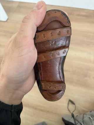 Zapatos de fútbol antiguos para niño