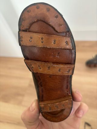 Zapatos de fútbol antiguos para niño