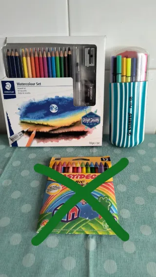 Lote : Lápices y acuarelas