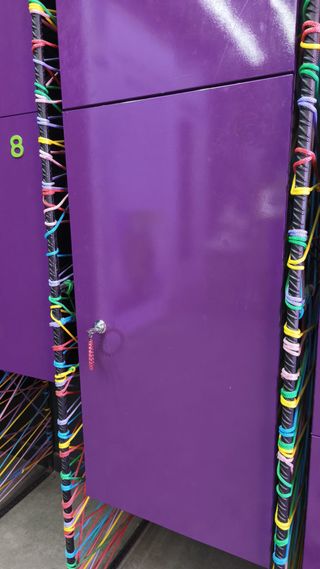 Taquillas metálicas moradas y multicolor