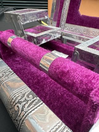 Joyero de metal grabado plateado