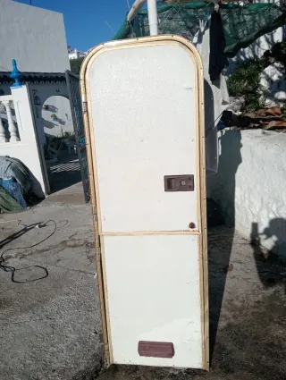 Puerta de caravana antigua