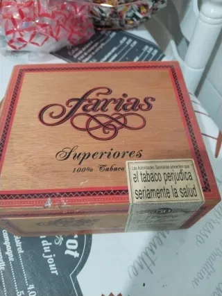 Caja de madera Farias Superiores