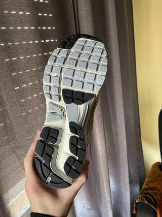 Nike Zoom Vomero 5 Gris Blanco