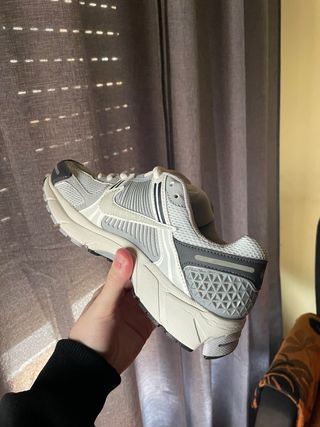 Nike Zoom Vomero 5 Gris Blanco