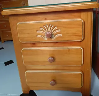 Cómoda de madera con espejo