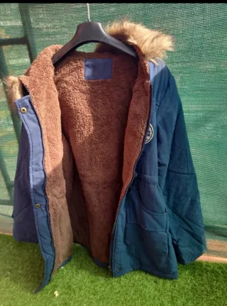 Parka azul con capucha y pelo