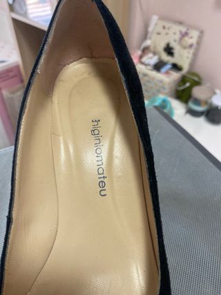 Zapato de fiesta tacón negro con plataforma .