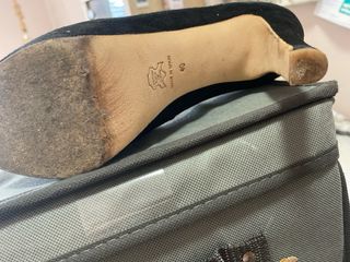 Zapato de fiesta tacón negro con plataforma .