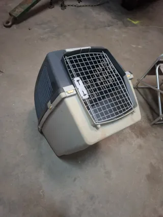 Transportín rígido, para mascotas medianas.