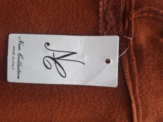 Chaleco largo con bolsillos y capucha, color teja.