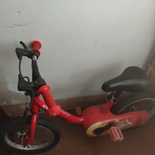 Bicicleta infantil roja
