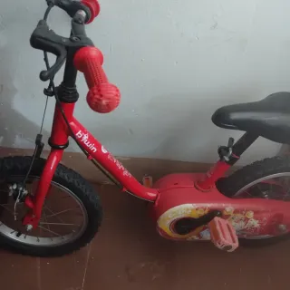 Bicicleta infantil roja