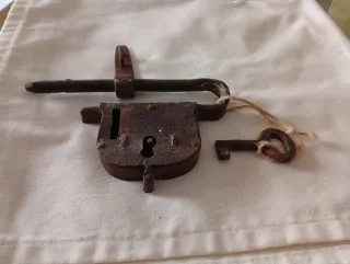 Candado antiguo con llave