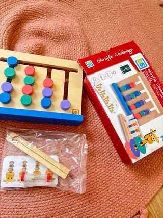 Juego de mesa de madera con jirafas