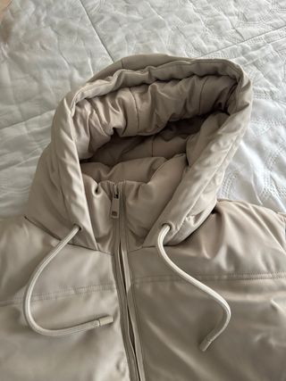 Chaqueta acolchada beige Stradivarius