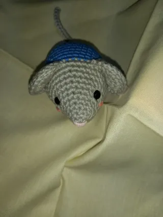Ratón amigurumi tejido a mano