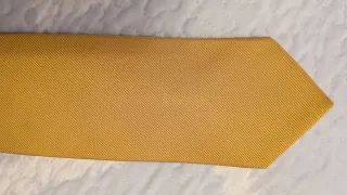 Corbata de seda natural dorada