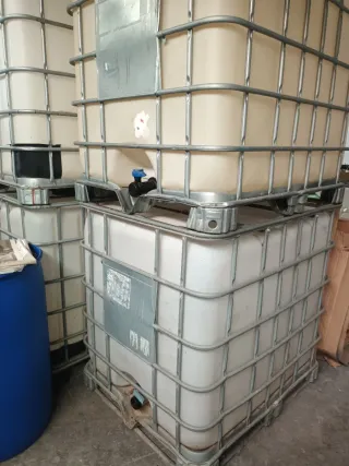 Contenedor IBC base metálica