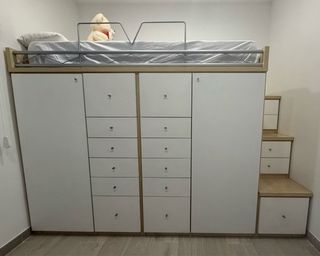 Cama alta con armario y cajones