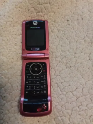 Cellulare Motorola rosa a conchiglia