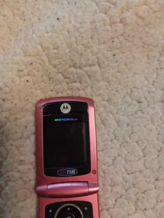 Cellulare Motorola rosa a conchiglia