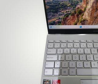 Portatile ZenBook UX425UAZ AMD Ryzen 7 5700U 512GB/16GB RAM + Caricatore