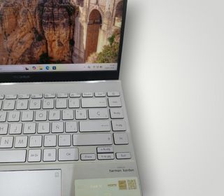 Portatile ZenBook UX425UAZ AMD Ryzen 7 5700U 512GB/16GB RAM + Caricatore