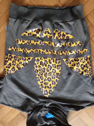 Sudadera Adidas con estampado animal print