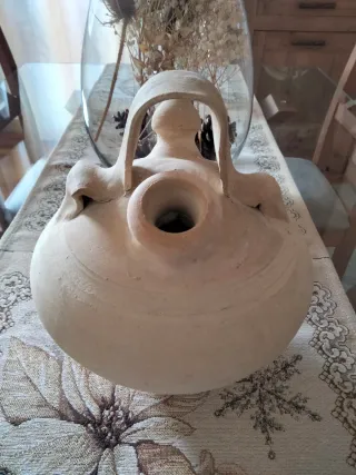 Botijo de barro hecho a mano