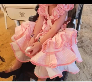 Traje de flamenca rosa con lunares blancos