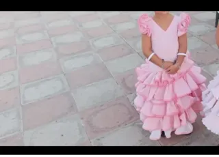 Traje de flamenca rosa con lunares blancos