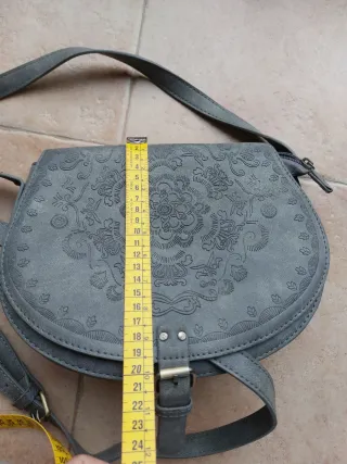 Bolso bandolera gris con grabado