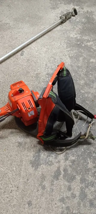 Desbrozadora a gasolina naranja