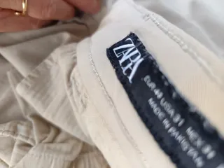 Pantalón de pinzas Zara beige